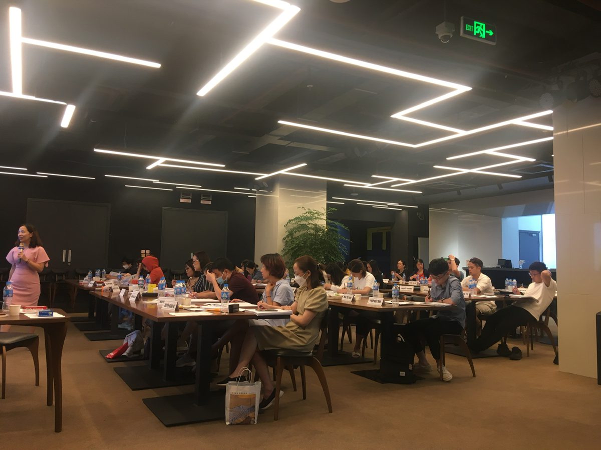 Học viên thảo luận nhóm